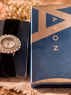 NIB Vintage Avon Sparkling Interchangeable Strap Watch (3 bands) Women’s Montre